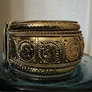 Gold hinge clasp bracelet